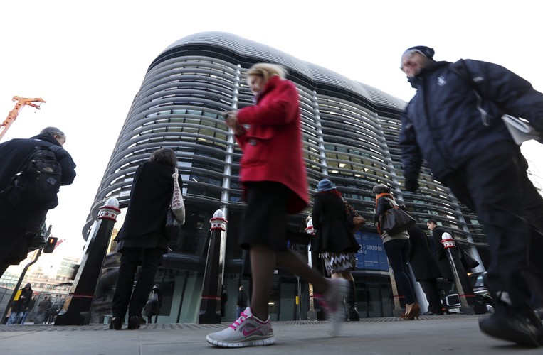 W tle budynek Walbrook, Londyn, 30.11.2012