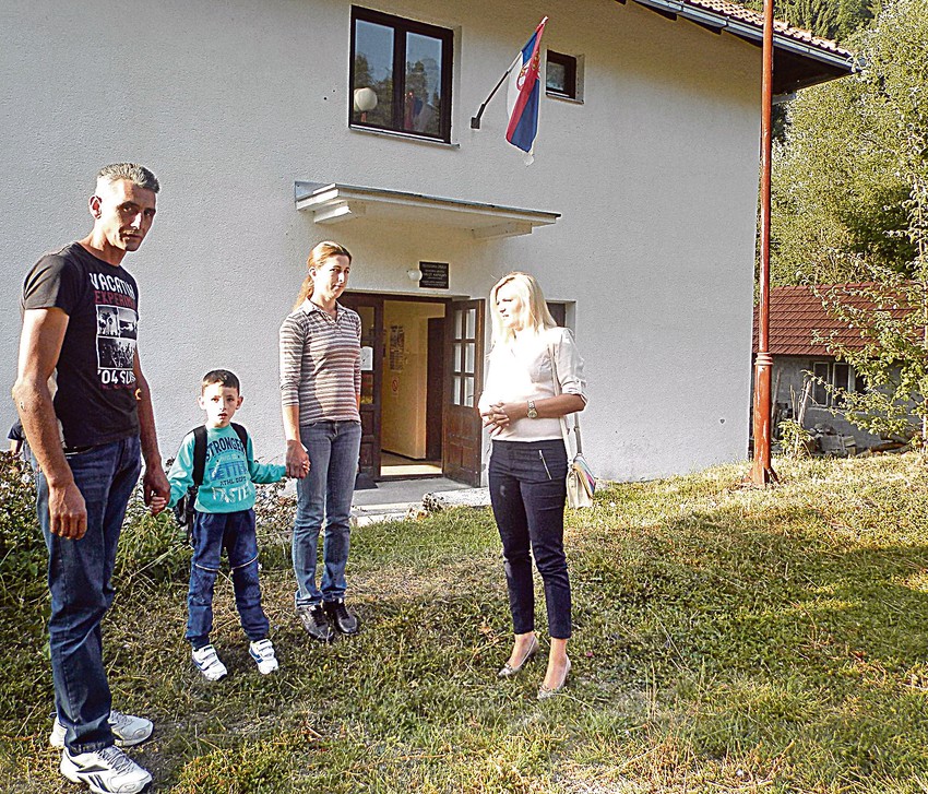 Jugoslava, predškolca koji pešači kilometrima, na nastavu prate roditelji