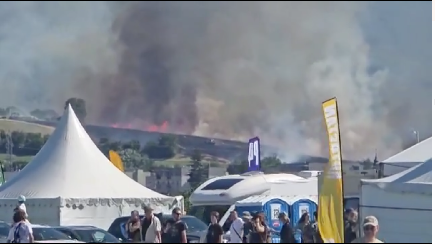 Neďaleko konania festivalu Pohoda pri Trenčíne horí.