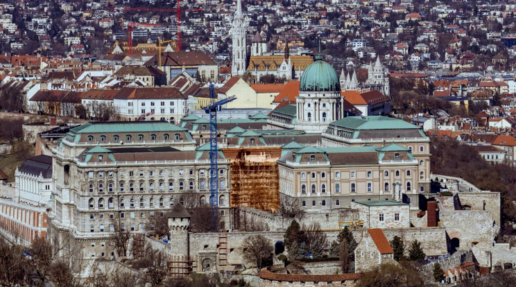 A Budavári Palota régóta esedékes rekonstrukcióját egy évvel ezelőtt, az épületegyüttes déli összekötő szárnyának helyreállításával, és a benne található Szent István-terem újjáépítésével kezdődött / Forrás: Várkapitányság