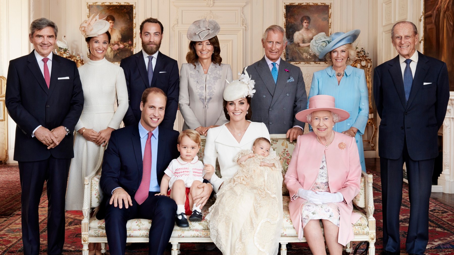 Dostanú Middletonovci šľachtické tituly? foto: Kate a William počas krstu princeznej Charlotte v Sandringhame v nedeľu 5. júla 2015. na Fotografii s kráľovnou Alžbetou II. Michael Middleton, Pippa Middleton, James Middleton, Carole Middleton, princ z Walesu a vojvodkyňa z Cornwallu a vojvoda z Edinburghu. Mario Testino / Art Partner