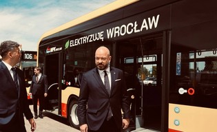 Coraz bliżej start elektrycznych autobusów na lotnisko