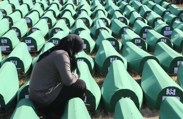 Pogrzeb ofiar masakry w Srebrenicy