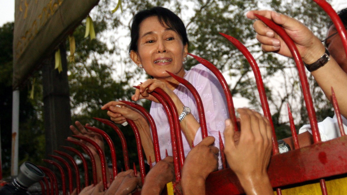 Żelazna brama sprzed domu Aung San Suu Kyi, pokojowej noblistki i ikony walki o demokrację w Birmie, trafi na aukcję - poinformował obecny właściciel bramy. Dochód z licytacji zasili kasę partii Suu Kyi, Narodowej Ligi na rzecz Demokracji (NLD).