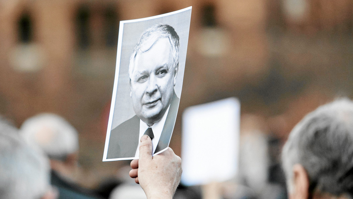 Piętnastu radnych głosowało "za" wzniesieniem pomnika Lecha Kaczyńskiego w Szczecinie, siedmiu było "przeciw" a trzech wstrzymało się od głosu - informuje "Głos Szczeciński". Uchwała przeszła bez dyskusji. - To, co wydarzyło się przed chwilą na sesji Rady Miasta muszę z oburzeniem nazwać białoruskimi standardami - napisał na Facebooku Arkadiusz Marchewka, radny PO.