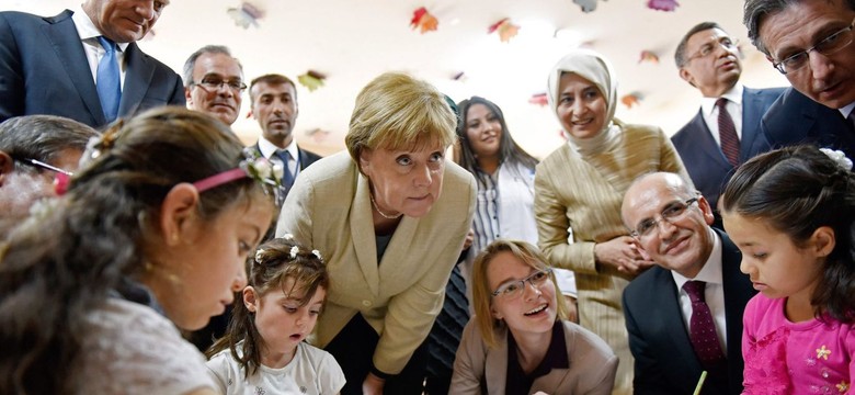 Kanclerz Merkel i Donald Tusk odwiedzili w Turcji obóz dla uchodźców z Syrii