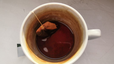 Jak usunąć osad z herbaty i kawy? Poznaj kilka genialnych trików