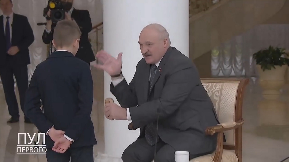 Aleksander Łukaszenko chciał się popisać przed dziećmi. Wyszła parodia [WIDEO]