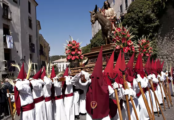 Wielkanoc w Hiszpanii: spektakularne procesje, pokutnicy i… pyszna kuchnia