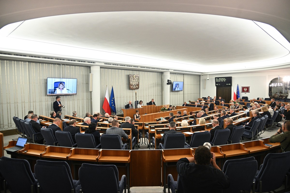 Senatorowie na sali obrad Senatu w Warszwie, Izba ma zająć się m.in. nowelizacją ustawy o KRS, która zakłada nowe zasady zgłaszania kandydatów i przeprowadzania wyborów na należne sędziom miejsca w Radzie