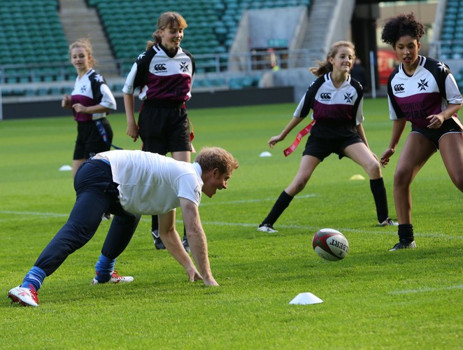 Książę Harry grał w rugby z... dziewczynami