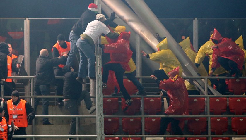 Legia zamyka trybunę!