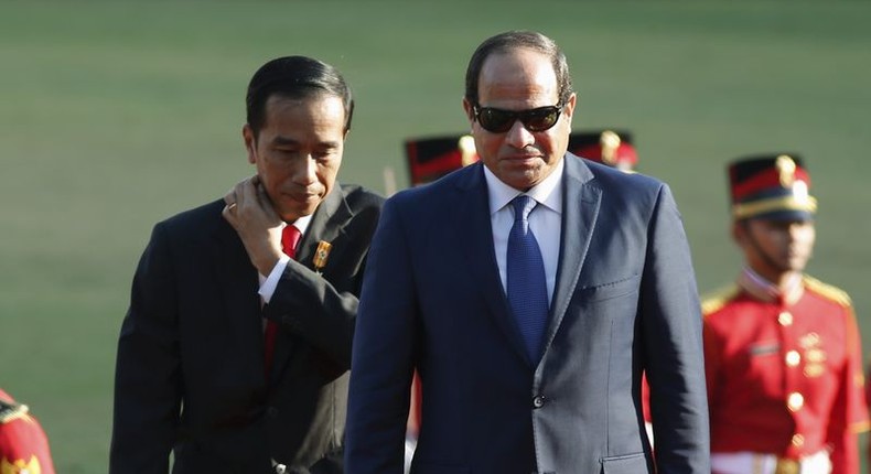 Egyptian President Abdel Fattah Al-Sisi (C) walks with his counterpart from Indonesia, President Joko Widodo, after inspecting a honor guard at the Presidential Palace in Jakarta September 4, 2015. REUTERS/Beawiharta