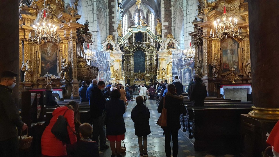 Święcenie pokarmów w bazylice Bożego Ciała na Kazimierzu w Krakowie