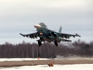 Bombowie Su-34 to jedna z rosyjskich maszyn, które są w stanie przenosić bomby szybujące — broń, która jest zmorą ukraińskich żołnierzy