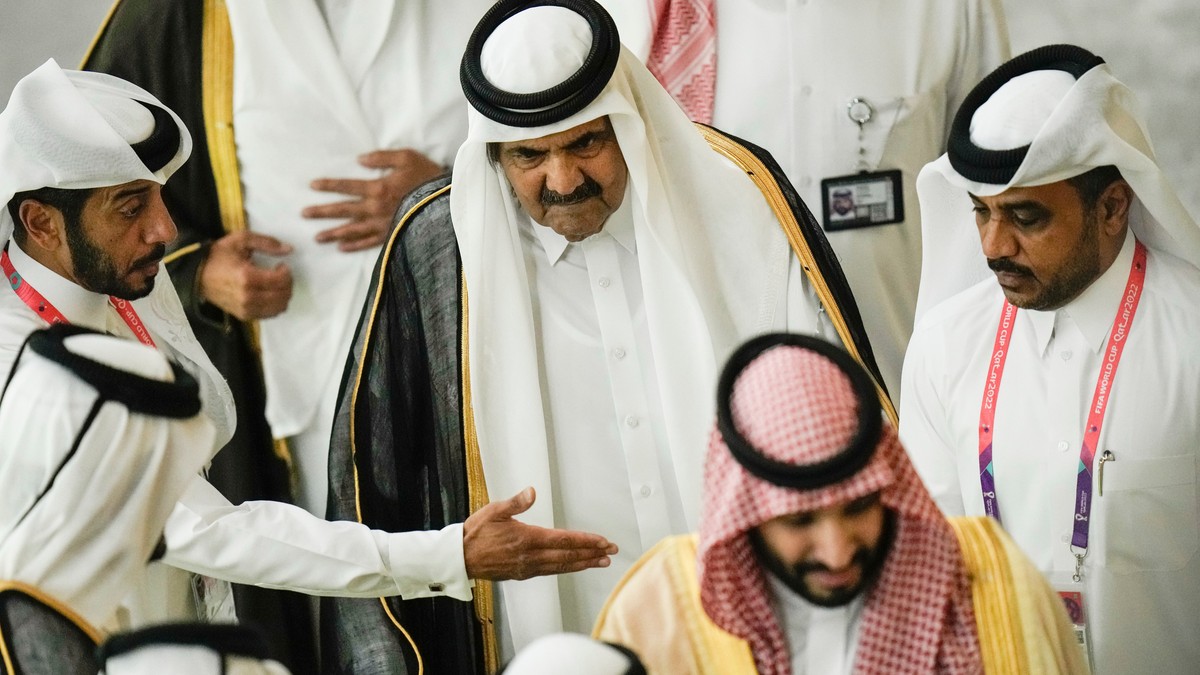 Hamad Bin Kalifa al Tani (C)