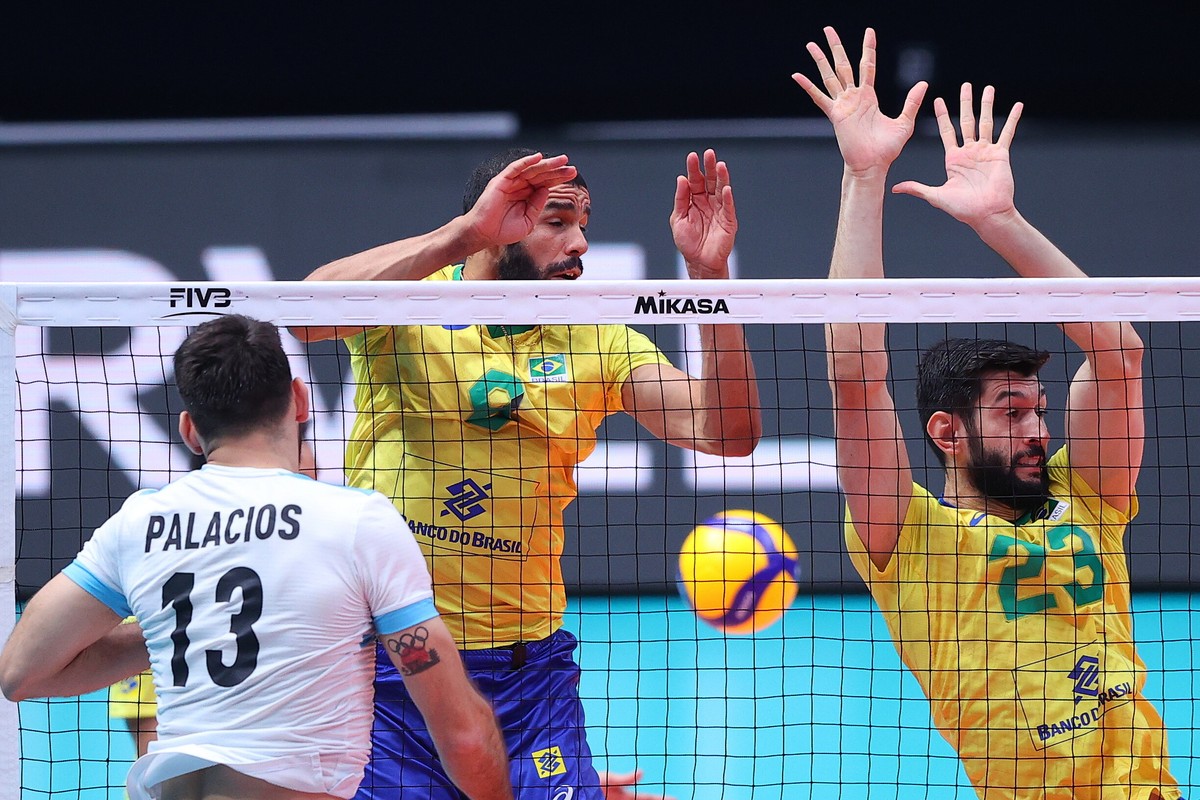 Argentyńczyk Ezequiel Pallacios (L) oraz Wallace De Souza (C) i Flavio Resende Gualberto (P) z Brazylii podczas meczu ćwierćfinałowego mistrzostw świata siatkarzy w Gliwicach