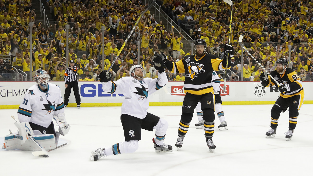 Pittsburgh Penguins wygrali minimalnie 3:2 z San Jose Sharks na otwarcie finałowej serii o Puchar Stanleya. Rekiny po nieudanej pierwszej tercji wyszły z 0:2 na 2:2, ale w końcówce zabrakło im sił i gospodarze pojedynku przechylili szalę na swoją stronę.