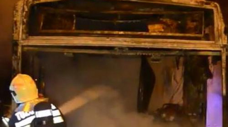 Durván kiégett egy busz Budapesten - videó!