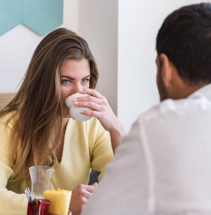 Mit 21 ungewöhnlichen Fragen können Sie Ihr Gegenüber beim ersten Date besser kennenlernen und unangenehmes Schweigen verhindern.