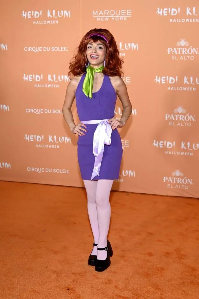 Rachel Zegler ako Daphne zo Scooby-Doo.