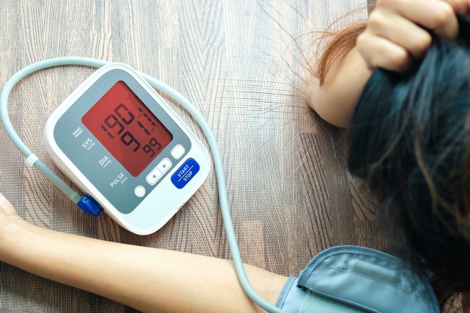 Hirtelen magas vérnyomás csökkentése házilag – mit tehet azonnal, és mit hosszabb távon?