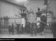 Uczestnicy uroczystości Niedzieli Palmowej z poświęconym palmami przed kościołem OO. Kapucynów, Kraków, 10.04.1927 r.