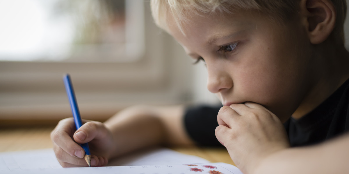 Dzieci do pisania liter używają drogi wzrokowej