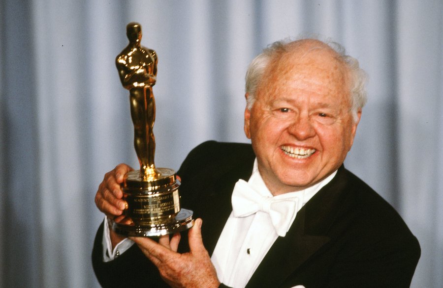 Mickey Rooney z honorowym Oscarem