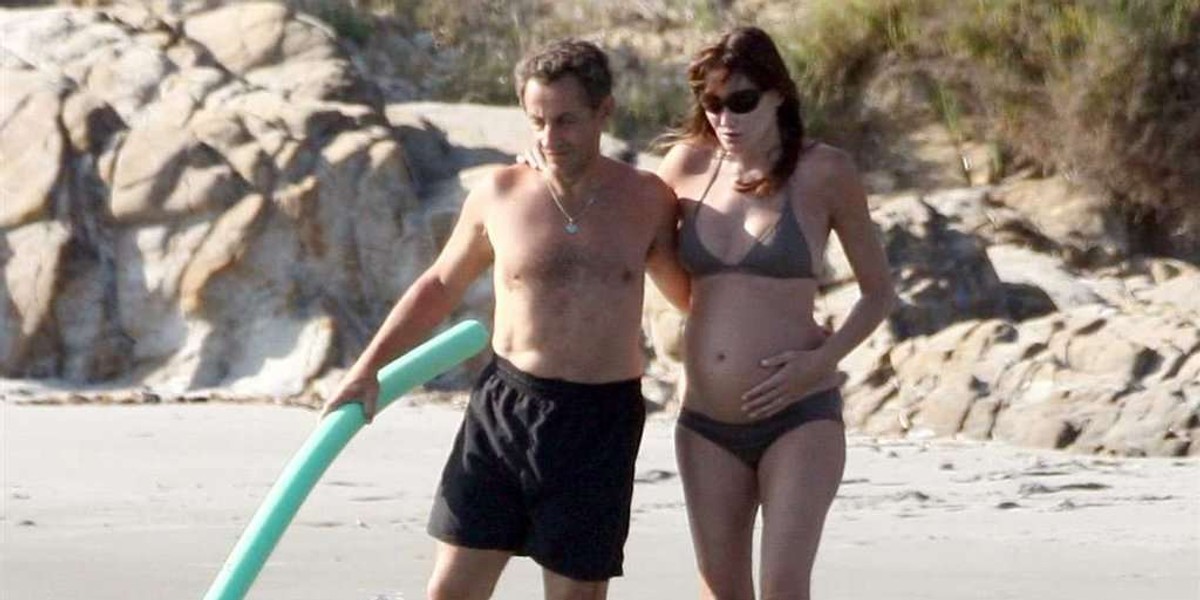 Carla Bruni w ciąży i w bikini! ZOBACZ