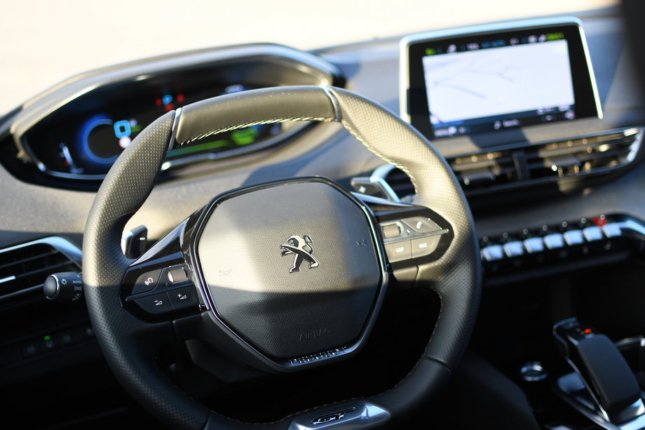 Peugeot 3008 Hybrid4 dostępny jest w bogatszej wersji wyposażenia GT. Od spalinowego odpowiednika odróżnia go dodatkowy przycisk pod ekranem multimedialnym, który otwiera ustawienia i statystyki dotyczące jazdy w trybie hybrydowym i elektrycznym. 