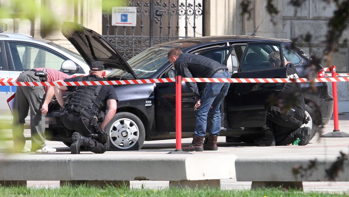 Pojawia się coraz więcej informacji na temat 48-latka, który wczoraj rano zaatakował siekierą wycieczkę na Wawelu. Grzegorz Ś., który wciąż jest przesłuchiwany przez policję, jest przedsiębiorcą, który ma także za sobą epizod polityczny.