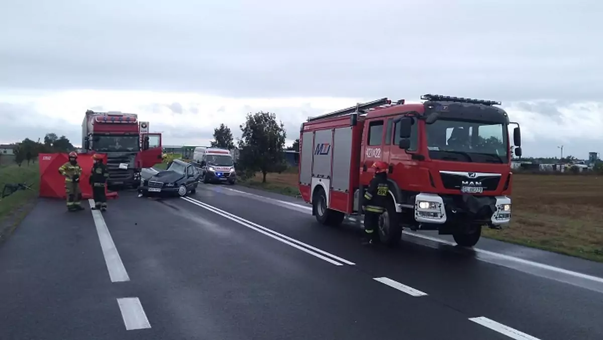 W wyniku zderzenia osobowego Mercedesa z ciężarówką na miejscu zginęli 19-latka i jadący z nią o dwa lata starszy mężczyzna