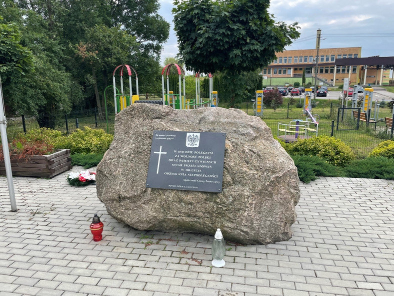 Kamień z tablicą, która upamiętnia 100-lecie odzyskania niepodległości przez Polskę