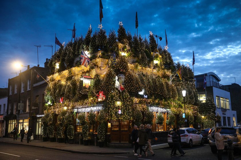 Pub udekorowany w 90 choinek i 21 tysięcy lampek!