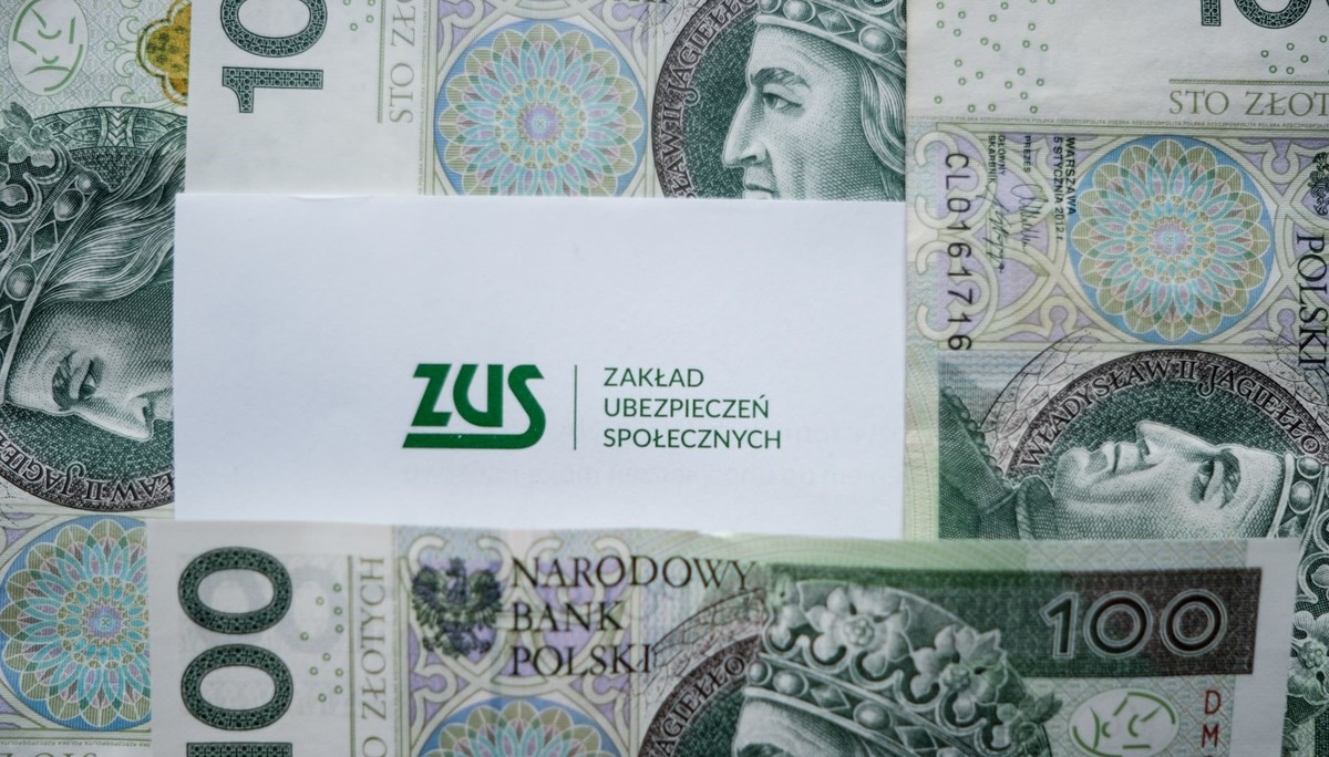 ZUS, pieniądze, gotówka, koperta, odszkodowanie