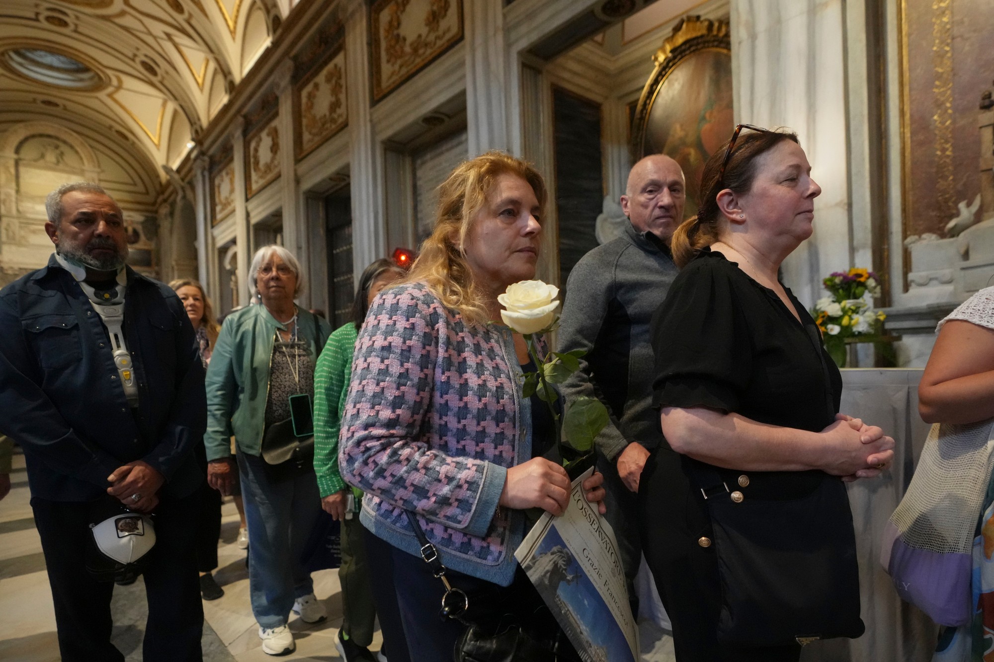 Ľudia vzdávajú úctu a navštevujú hrob Pápeža Františka.