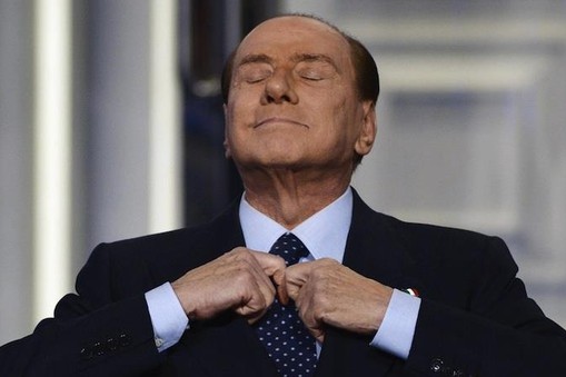 berlusconi kozaczek poprawia sobie krawat