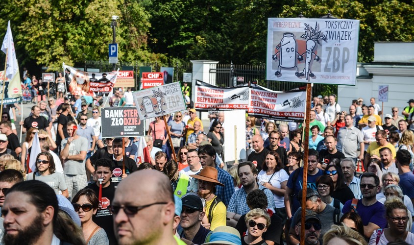 Manifestacja frankowiczów przeszła spod Belwederu pod Sejm