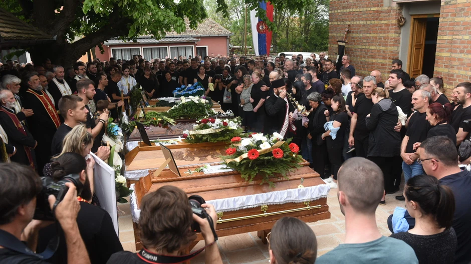 Pet kovčega i pet neutešnih majki