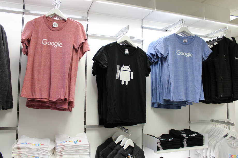Komu uda się odwiedzić siedzibę firmy w Mountain View może na miejscu kupić pamiątkową koszulkę, androidowego ludka do kolekcji i oczywiście produkty Google'a...