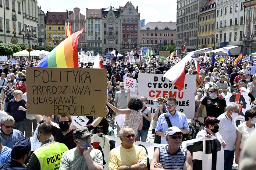 Tłumy na rynku. Będzie kara?