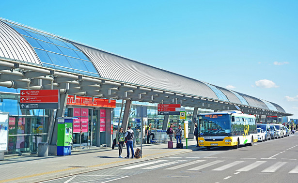 Przewoźnicy czarterowi i touroperatorzy wolą Modlin. Radom przegrywa