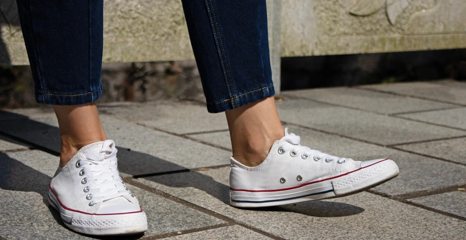 Te buty to must have. Kultowe trampki Converse w świetnych cenach