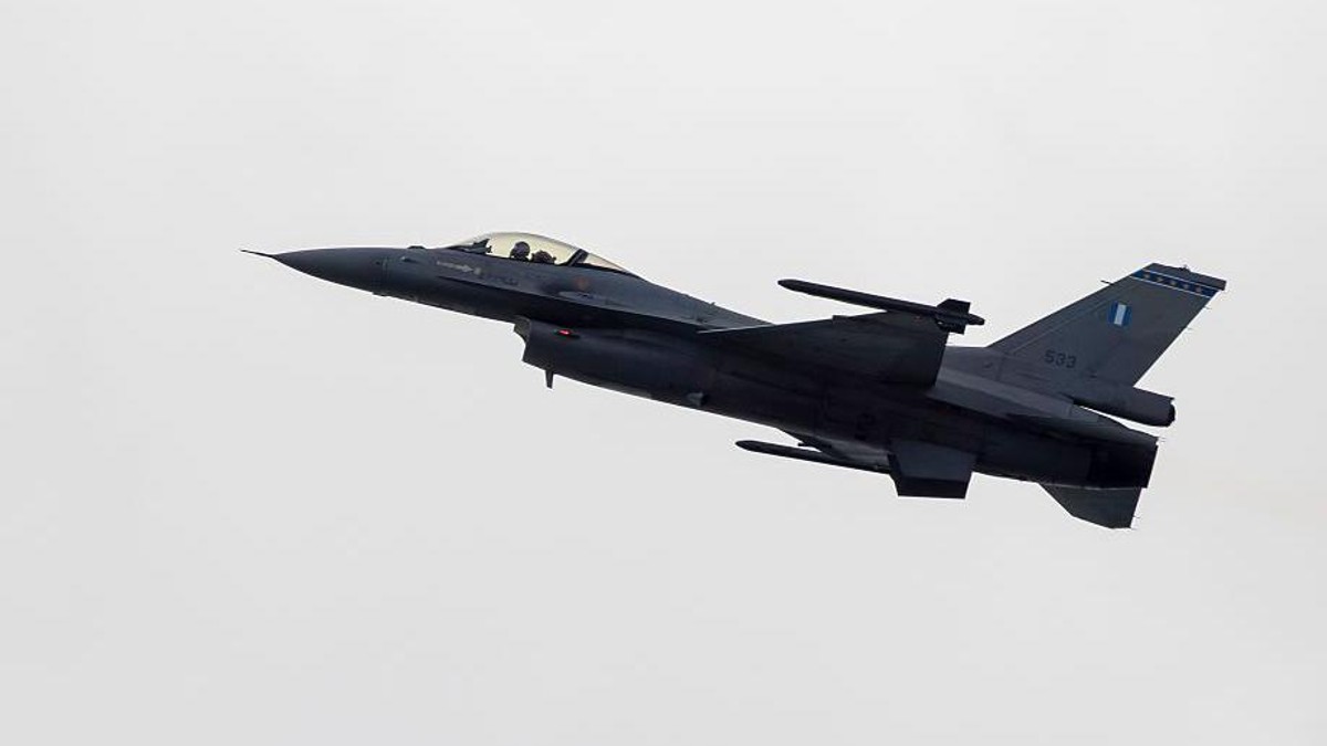 Lovac F-16 Ratnog vazduhoplovstva Grčke na fotografiji iz 2025. | Foto: Athanasios Gioumpasis/Getty Images