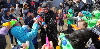 Śmigus-dyngus u Franciszkanów w Łodzi. U Matki Bożej Anielskiej to już wielkanocna tradycja po mszy świętej w Poniedziałek Wielkanocny. Przybywają wierni z całego miasta