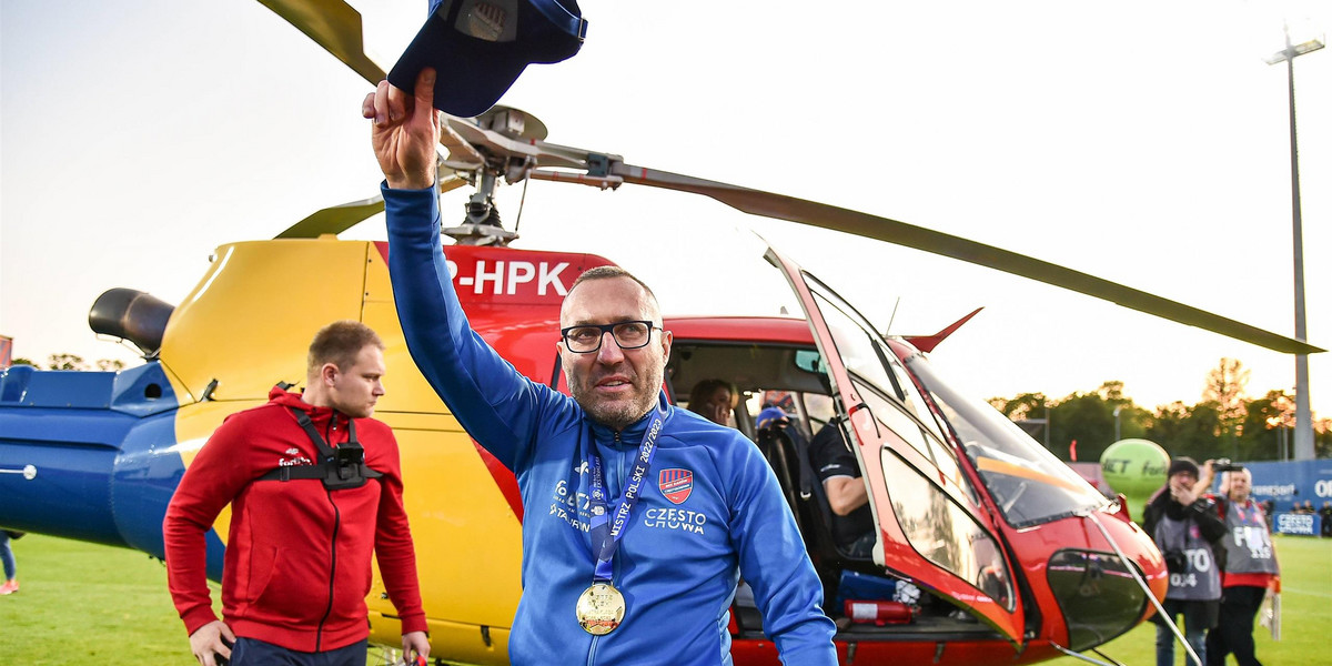 Marek Papszun przy pożegnaniu z kibicami i drużyną Rakowa nie krył wzruszenia, a potem helikopterem odleciał w nieznane. 