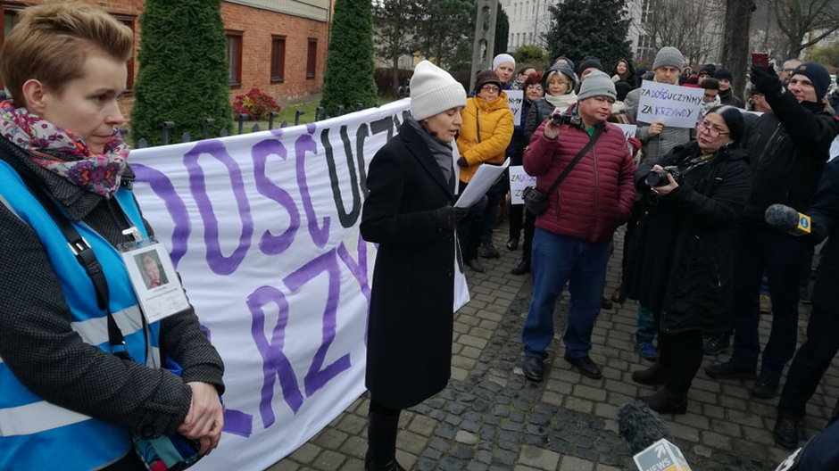 2019 r. Protest pod kurią. Justyna Zorn (pierwsza od lewej)
