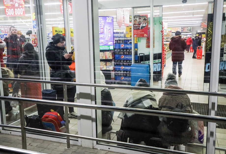 Uchodźcy z Ukrainy mają w Polsce takie same prawa jak wszyscy konsumenci. Na zdjęciu uchodźcy w jednym ze sklepów w pobliżu granicy polsko-ukraińskiej