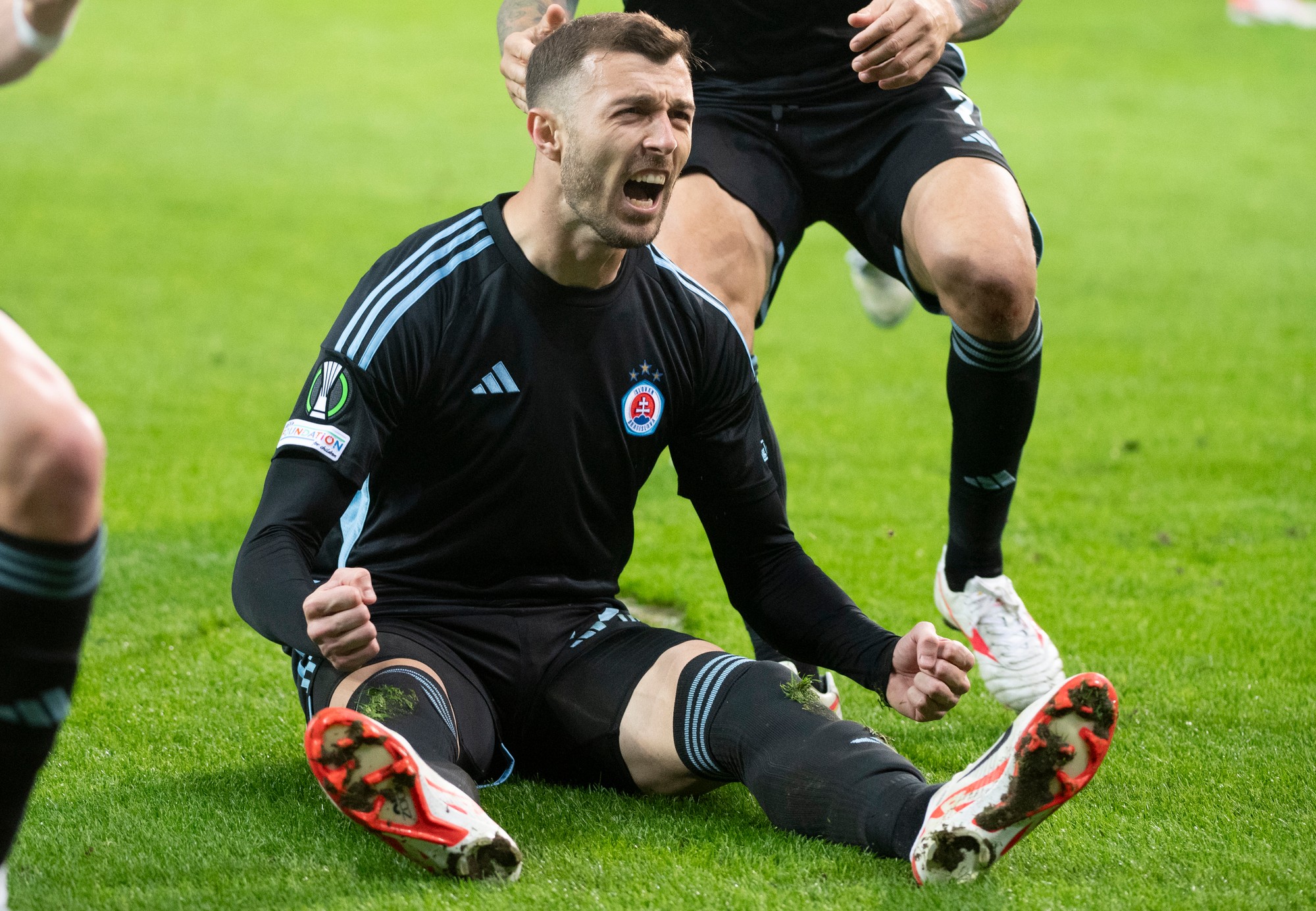 Futbalista Aleksandar Čavrič (Slovan) sa teší z gólu,.